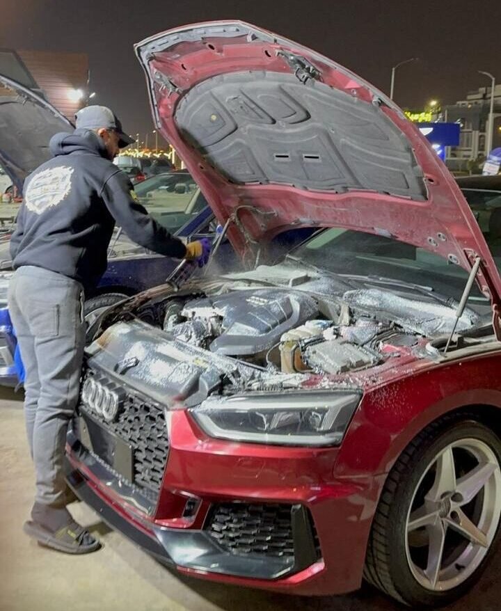 فني متخصص في صيانة السيارات يعمل على سيارة أودي في VAG Drive